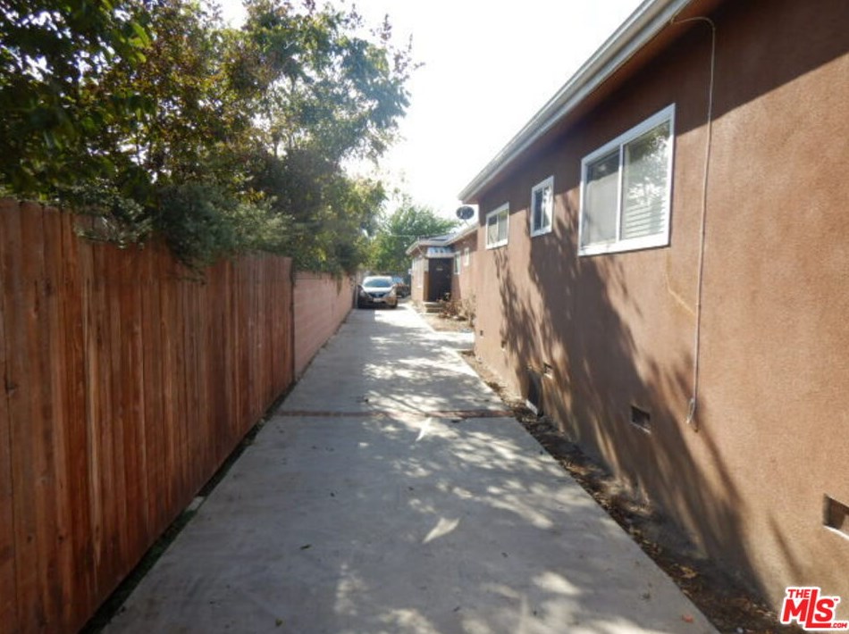 128 121st St, Los Angeles, CA 90061-2302