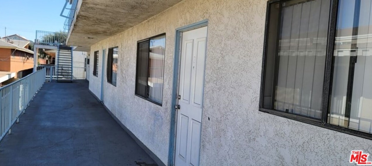 11716 Oxford Ave, Hawthorne CA  90250-2579 exterior
