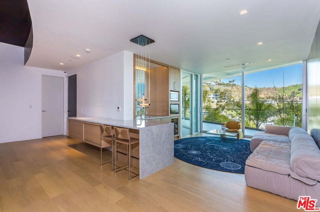 1546 Viewsite Dr, Los Angeles CA  90069-1323 exterior