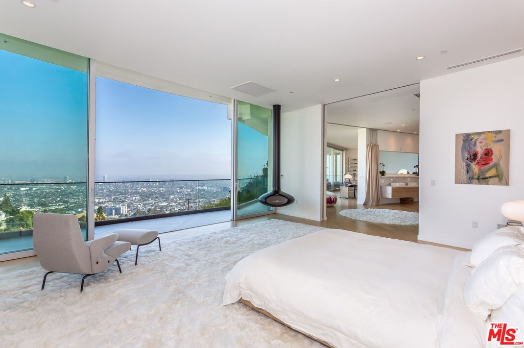 1546 Viewsite Dr, Los Angeles CA  90069-1323 exterior