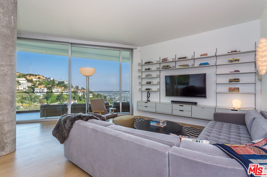 1546 Viewsite Dr, Los Angeles CA  90069-1323 exterior