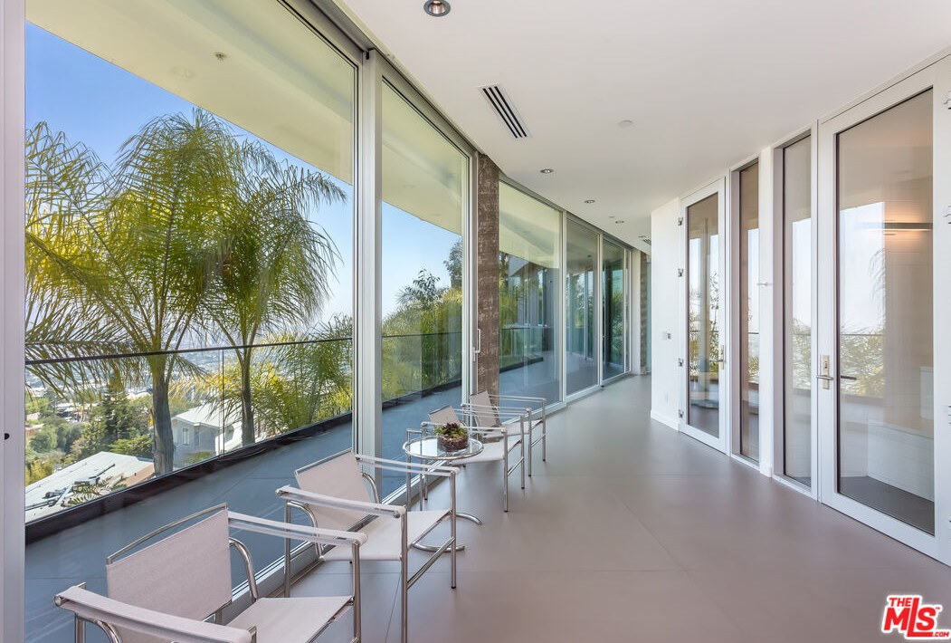 1546 Viewsite Dr, Los Angeles CA  90069-1323 exterior