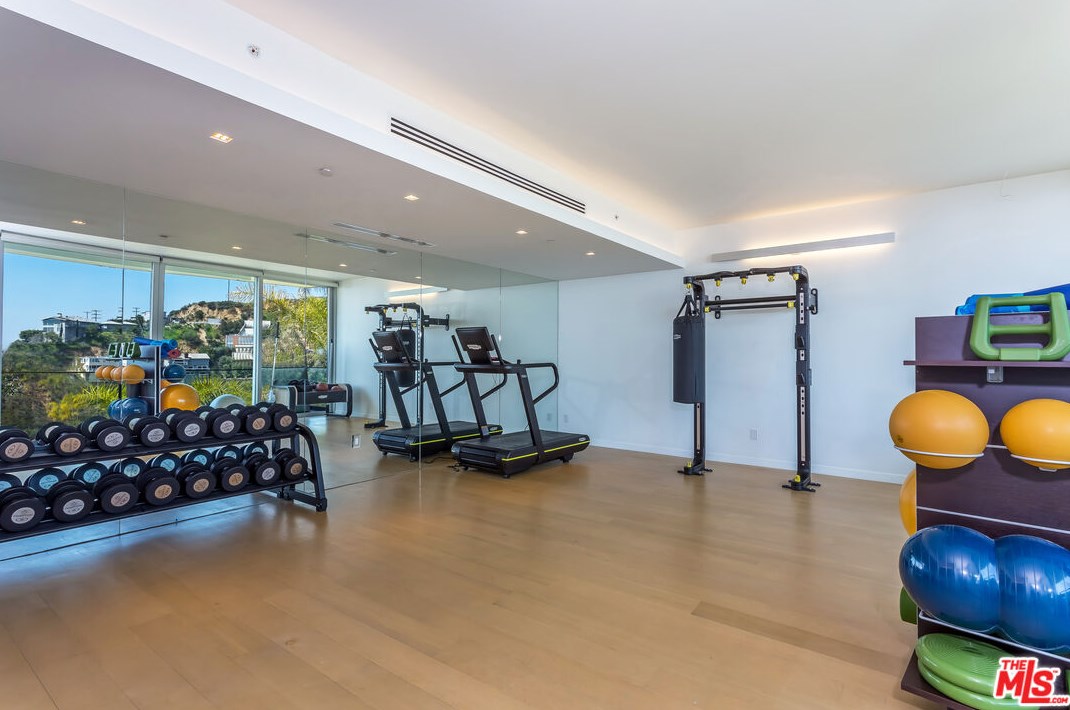 1546 Viewsite Dr, Los Angeles CA  90069-1323 exterior