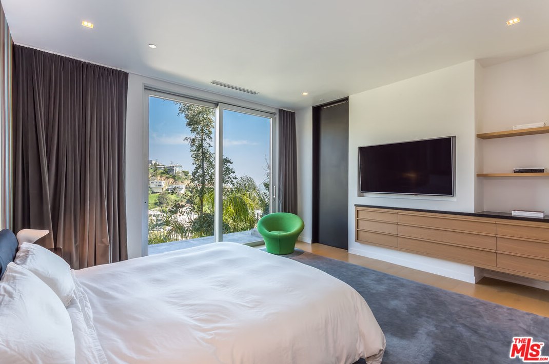 1546 Viewsite Dr, Los Angeles CA  90069-1323 exterior