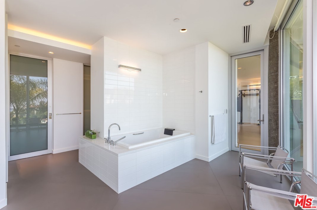 1546 Viewsite Dr, Los Angeles CA  90069-1323 exterior