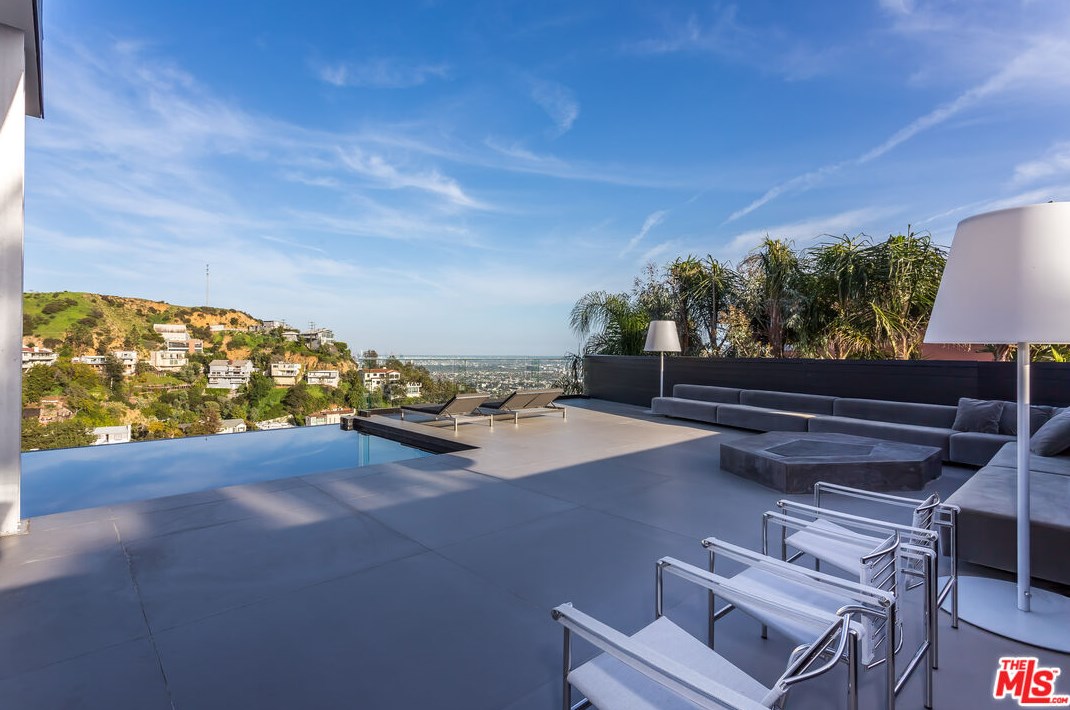 1546 Viewsite Dr, Los Angeles CA  90069-1323 exterior