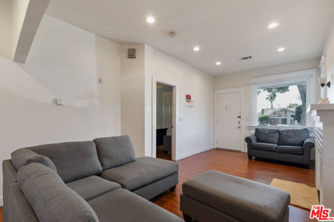 1013 52nd St, Los Angeles CA  90011-4605 exterior