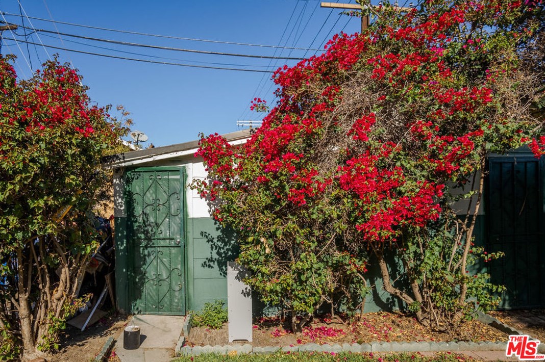 1013 52nd St, Los Angeles CA  90011-4605 exterior