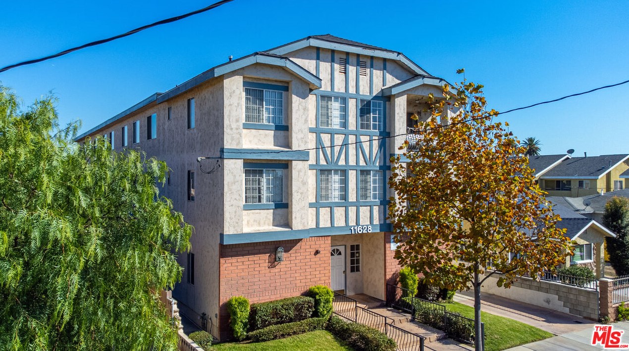 11628 Freeman Ave, Hawthorne, CA 90250