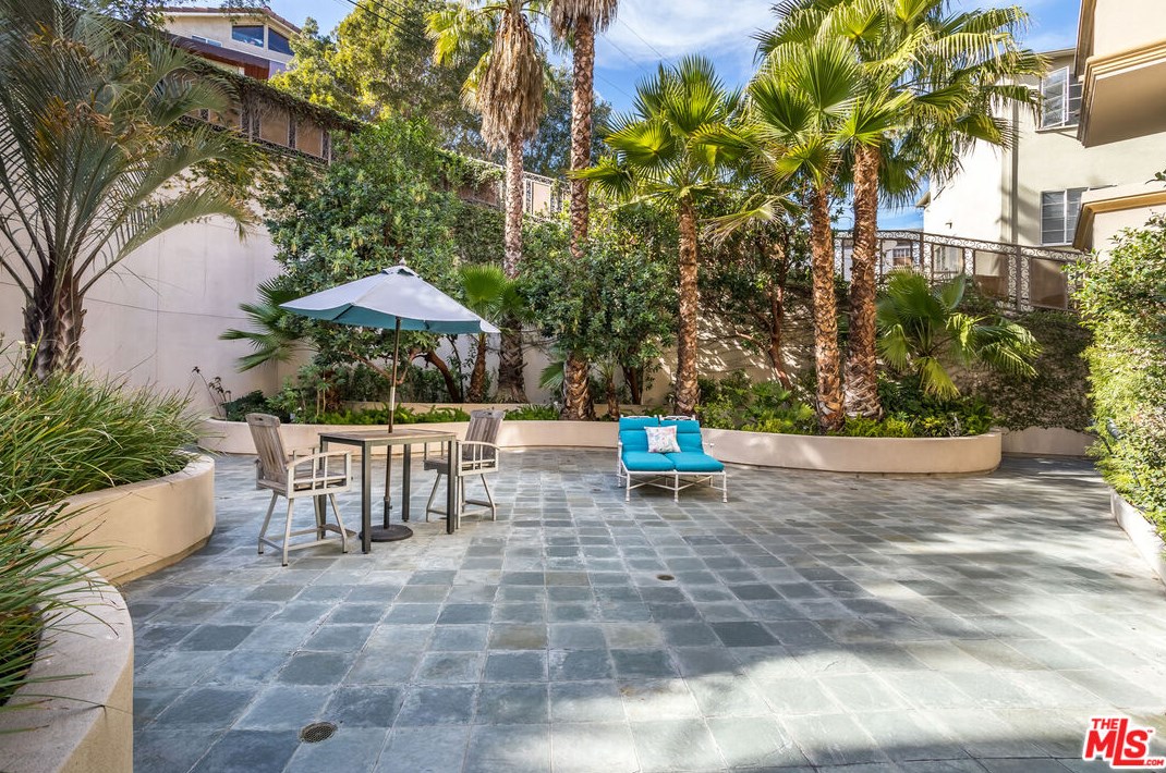 2101 Beverly Glen Blvd, Los Angeles CA  90025-6075 exterior