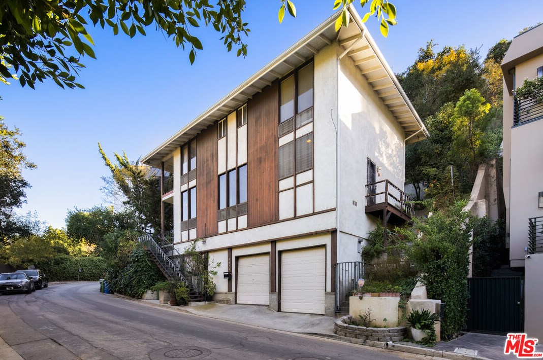 3079 Passmore Dr, Los Angeles, CA 90068-1718