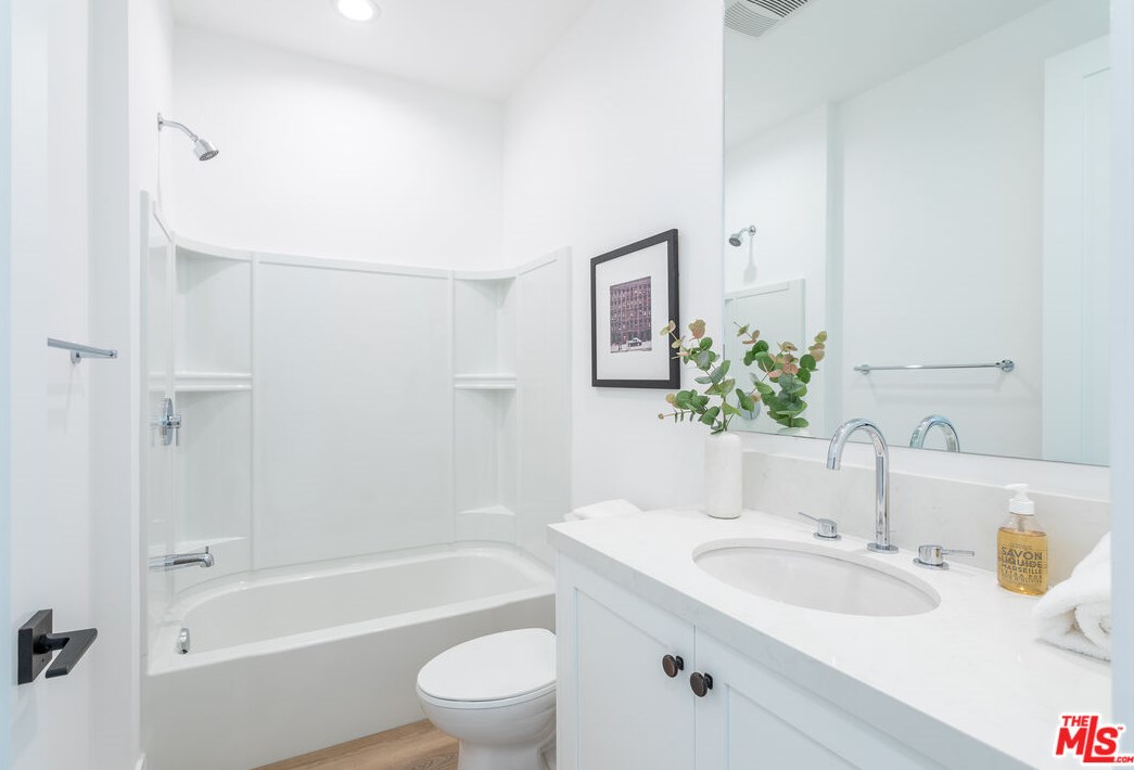 1752 Marvin Ave, Los Angeles CA  90016-1110 exterior