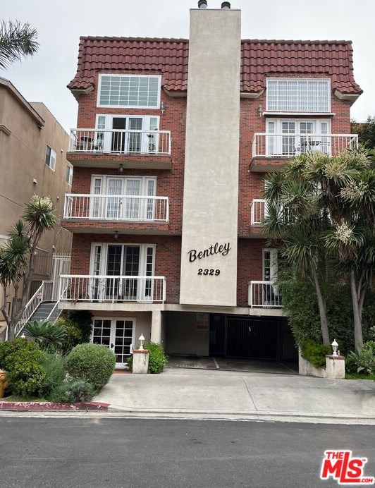 2329 Bentley Ave, Los Angeles CA  90064-1982 exterior
