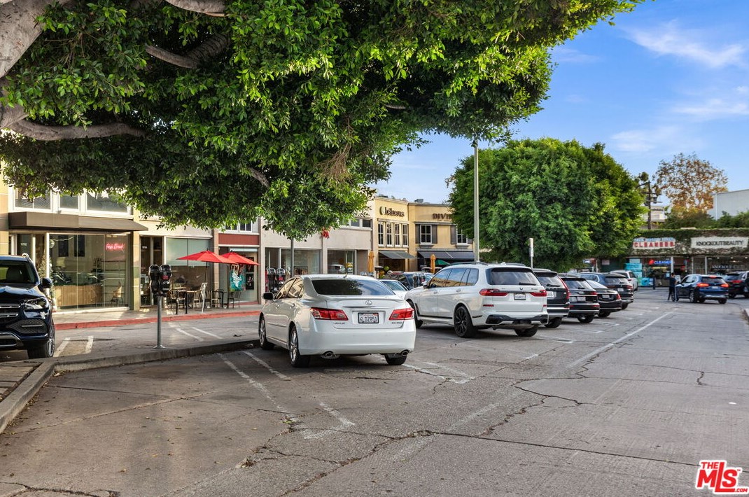 11750 Sunset Blvd, Los Angeles CA  90049-2947 exterior
