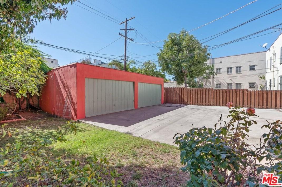 7932 Blackburn Ave, Los Angeles CA  90048-4418 exterior