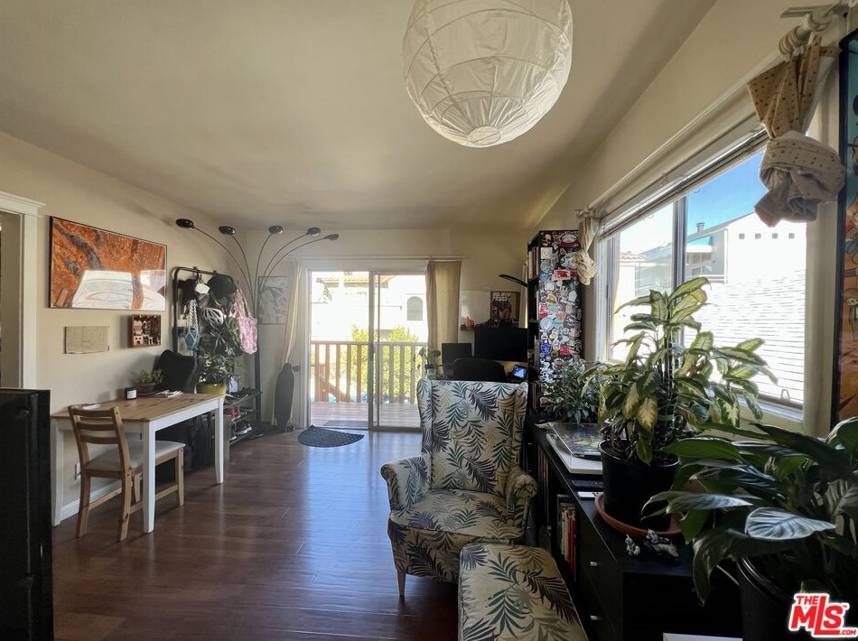 635 8th Pl, Hermosa Beach, CA 90254-3903