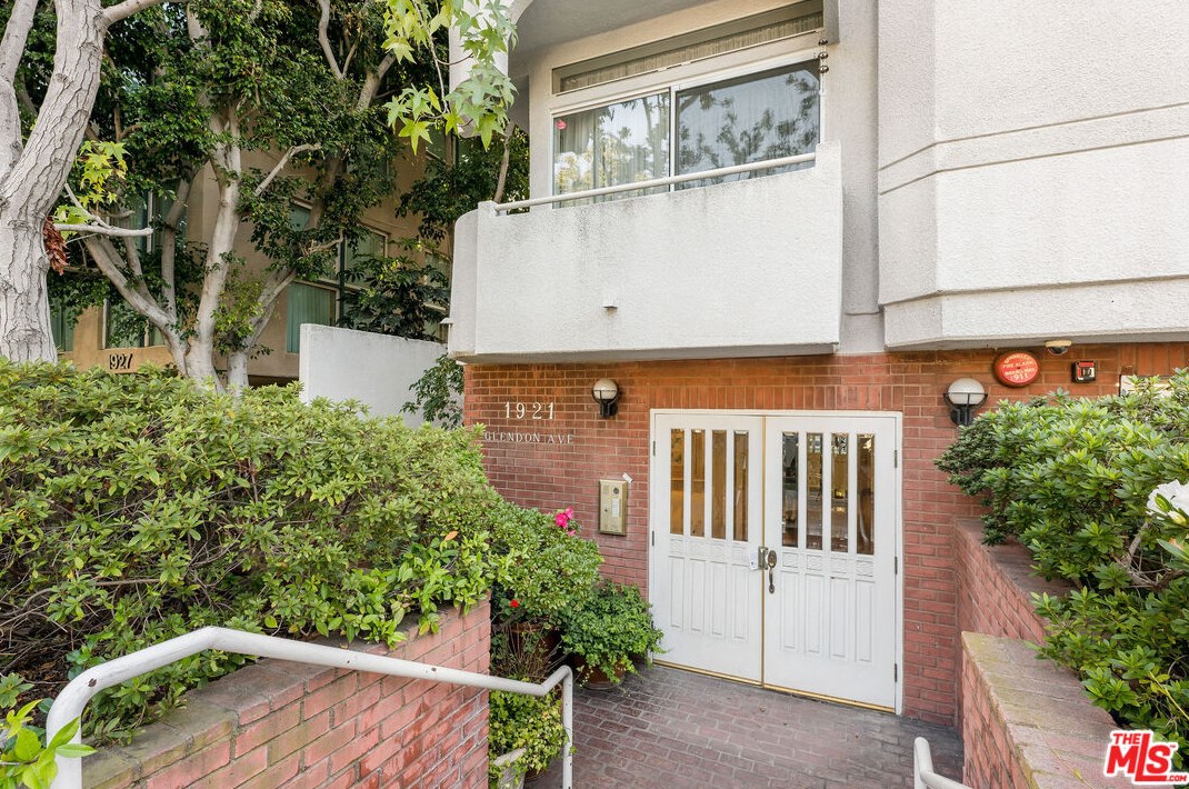 1921 Glendon Ave, Los Angeles CA  90025-4696 exterior