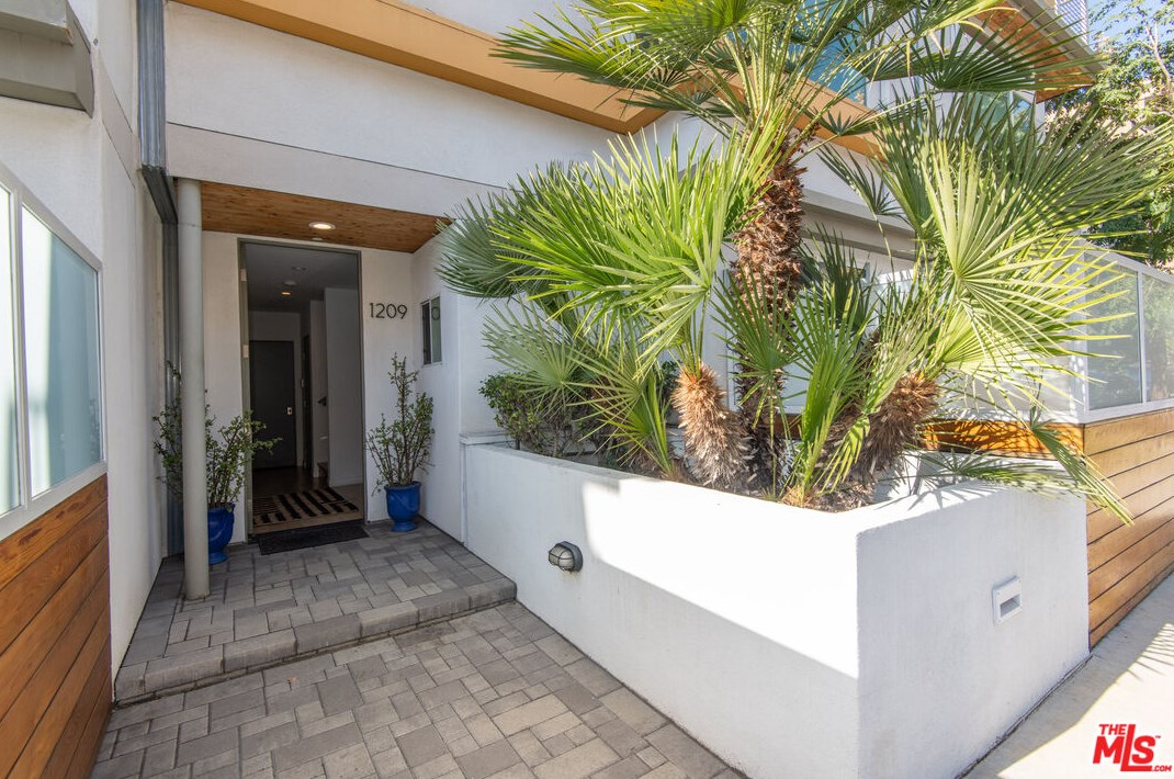 1209 Las Palmas Ave, Los Angeles, CA 90038-1210