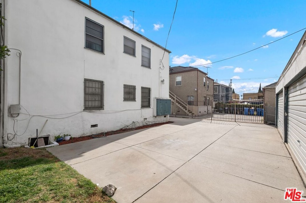 1311 Highland Ave, Los Angeles CA  90019-2969 exterior