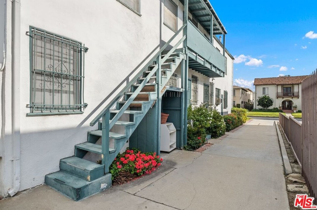 1311 Highland Ave, Los Angeles CA  90019-2969 exterior
