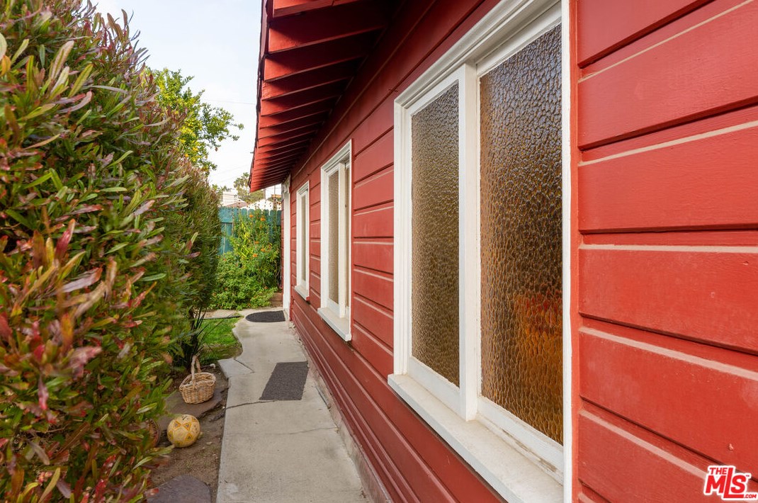 4068 57th St, Los Angeles CA  90043-2242 exterior