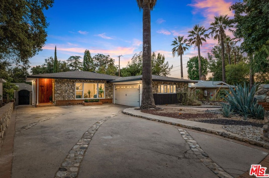 1086 Hollygrove Ln, Altadena, CA 91001