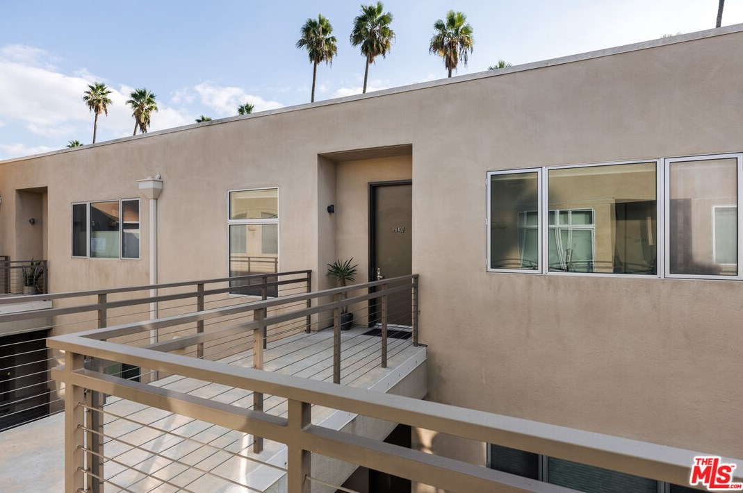 6001 Carlton Way, Los Angeles CA  90028-4526 exterior