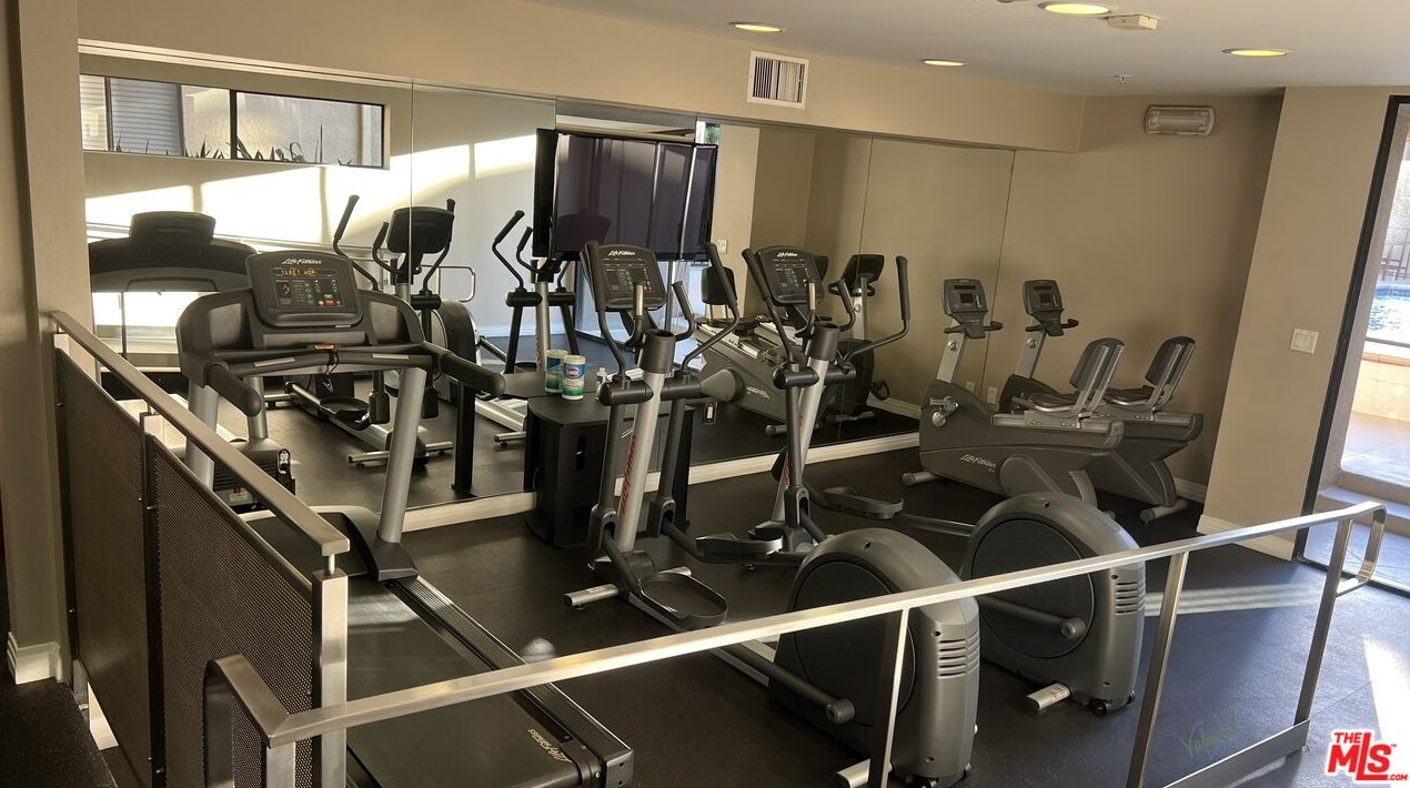 7320 Hawthorn Ave, Los Angeles CA  90046-3664 exterior