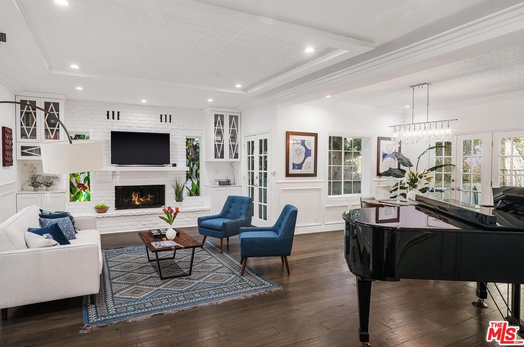 3818 Benedict Canyon Dr, Van Nuys, CA 91423