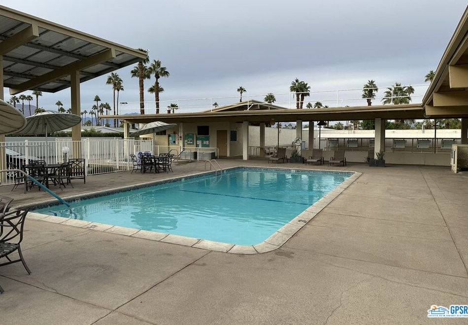 2 Taft Dr, Cathedral City CA  92234-6524 exterior