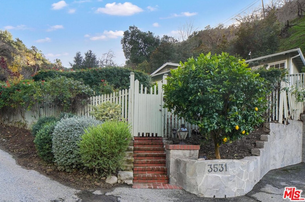 3531 Coldwater Canyon Ave, North Hollywood, CA 91604