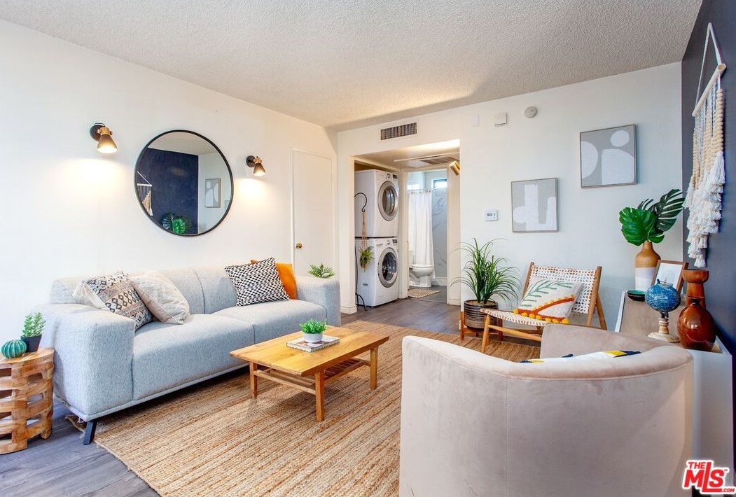 4000 W Victory Blvd #106, Burbank, CA 91505