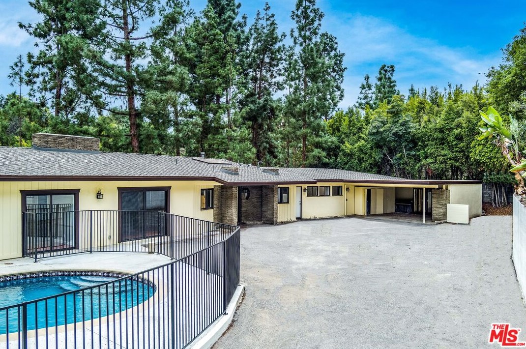 1119 Coldwater Canyon Dr, Beverly Hills, CA 90210-2402