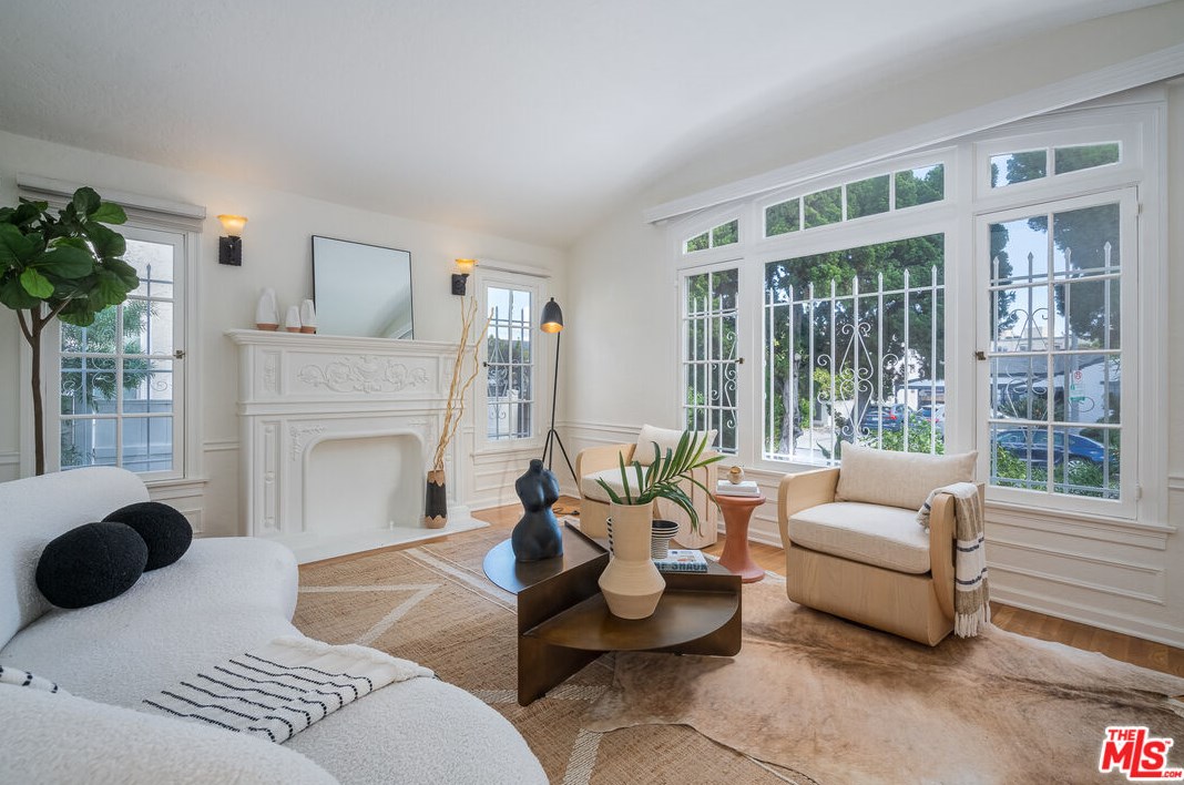 1453 Crest Dr, Los Angeles, CA 90035-3339