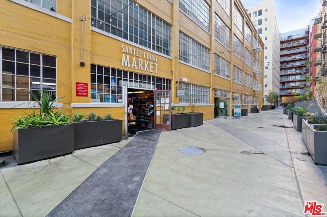 746 Los Angeles St, Los Angeles CA  90014-2112 exterior