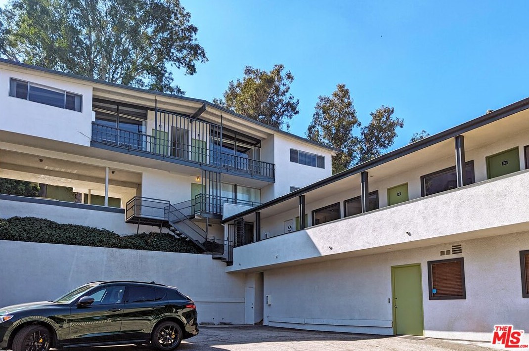 3611 Cahuenga Blvd, Los Angeles, CA 90068-3701