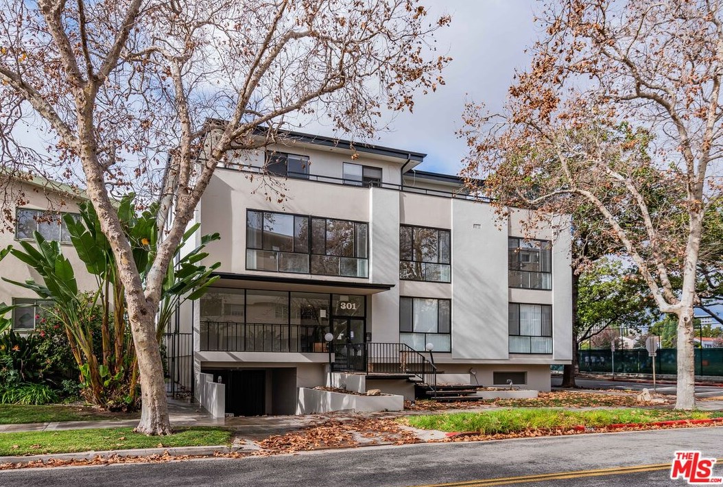 301 Rexford Dr, Beverly Hills, CA 90210-4909