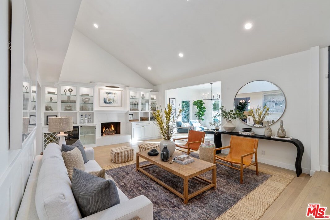 27041 Esward Dr, Calabasas CA  91301-2322 exterior