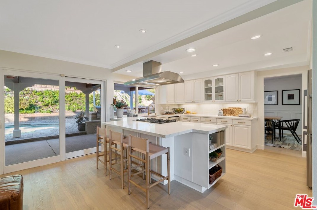 27041 Esward Dr, Calabasas CA  91301-2322 exterior