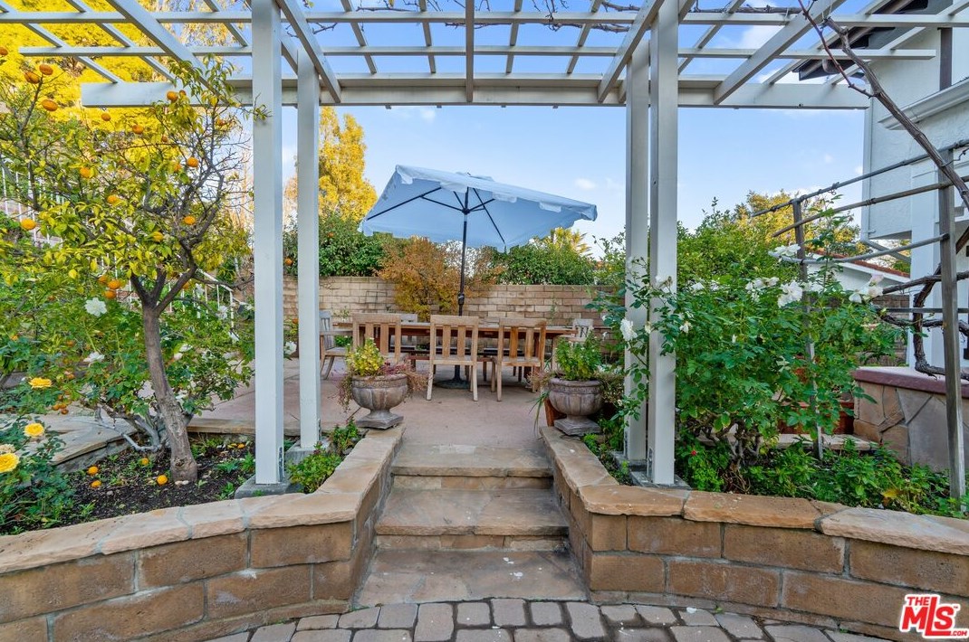 27041 Esward Dr, Calabasas CA  91301-2322 exterior