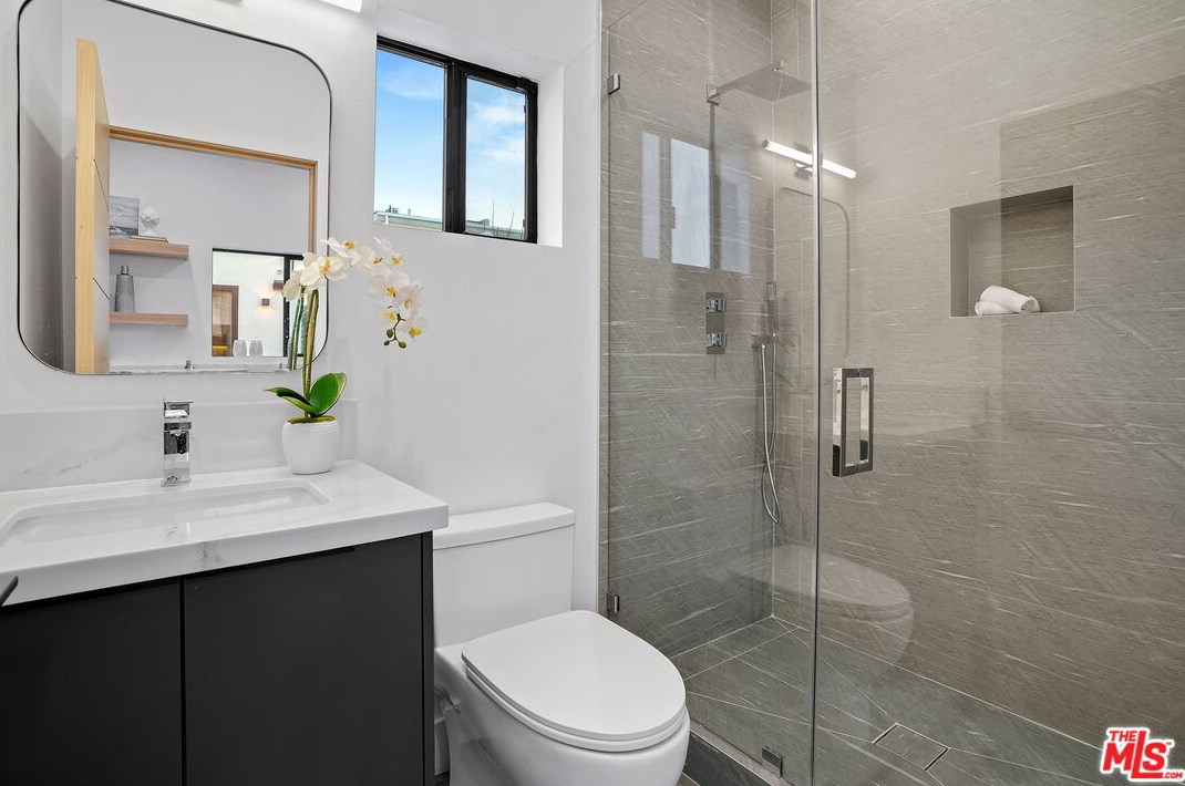 12836 Gilmore Ave, Los Angeles CA  90066-6406 exterior