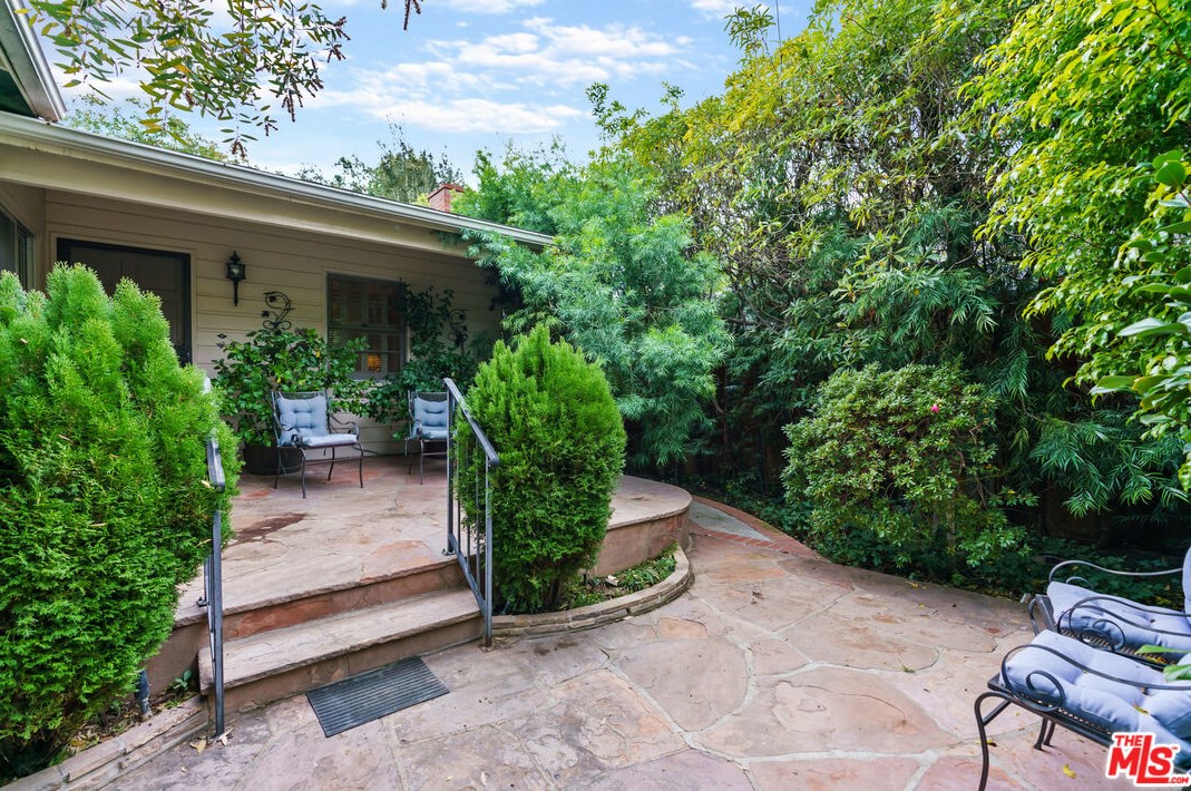 12218 Paisley Ln, Los Angeles, CA 90049-4026