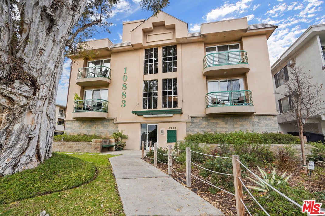 10883 Rose Ave, Los Angeles, CA 90034-5381