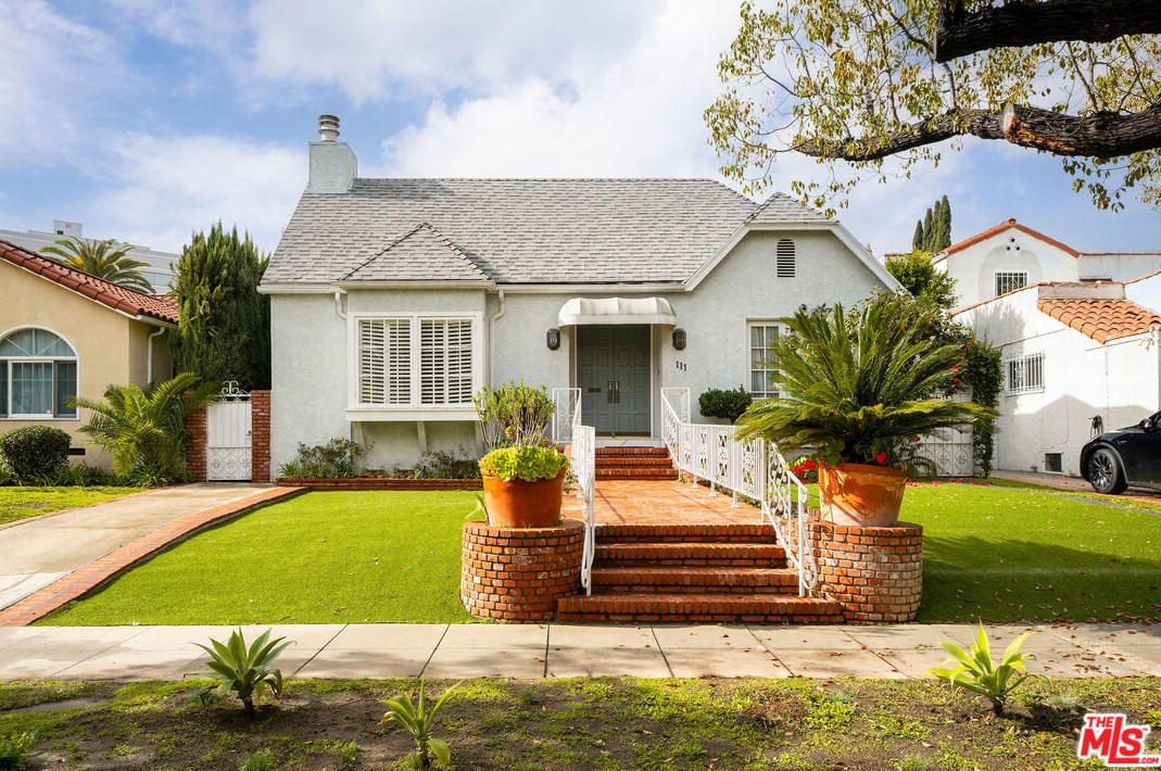 111 Maple Dr, Beverly Hills, CA 90210-5502