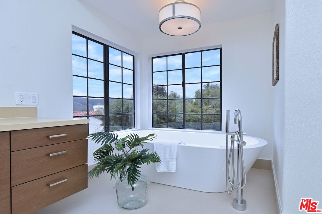 5558 Spring Hill Ct, Thousand Oaks CA  91362-5429 exterior