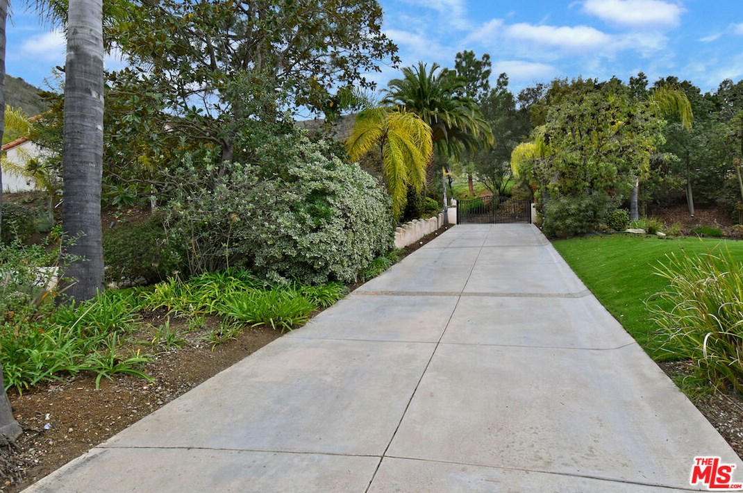 5558 Spring Hill Ct, Thousand Oaks CA  91362-5429 exterior