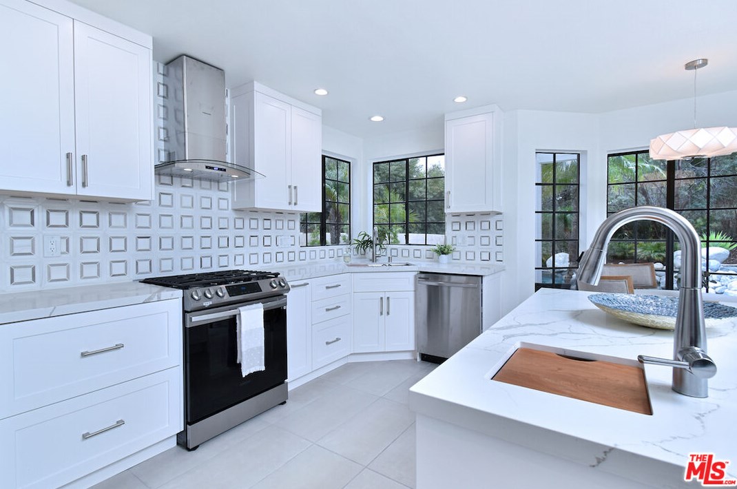 5558 Spring Hill Ct, Thousand Oaks CA  91362-5429 exterior