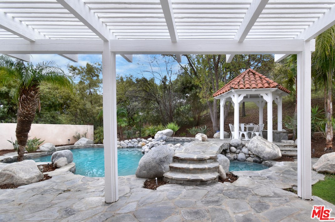 5558 Spring Hill Ct, Thousand Oaks CA  91362-5429 exterior