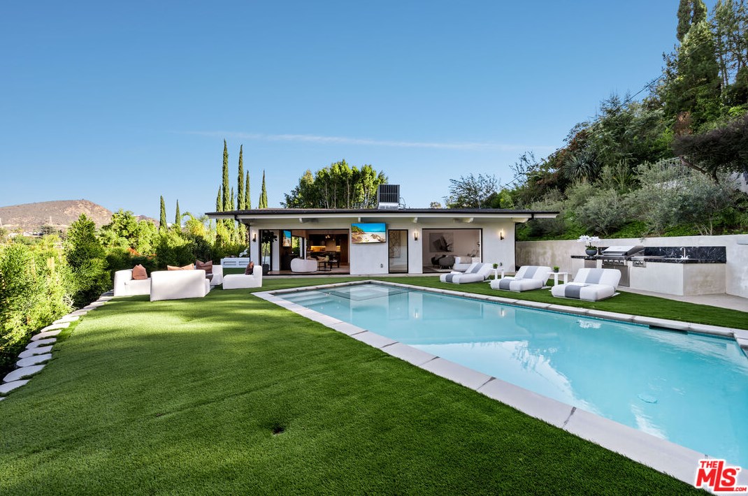 3423 Ione Dr, Los Angeles CA  90068-1307 exterior