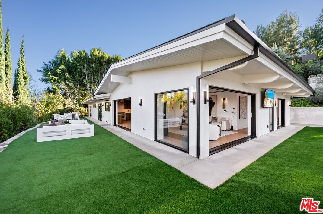 3423 Ione Dr, Los Angeles CA  90068-1307 exterior